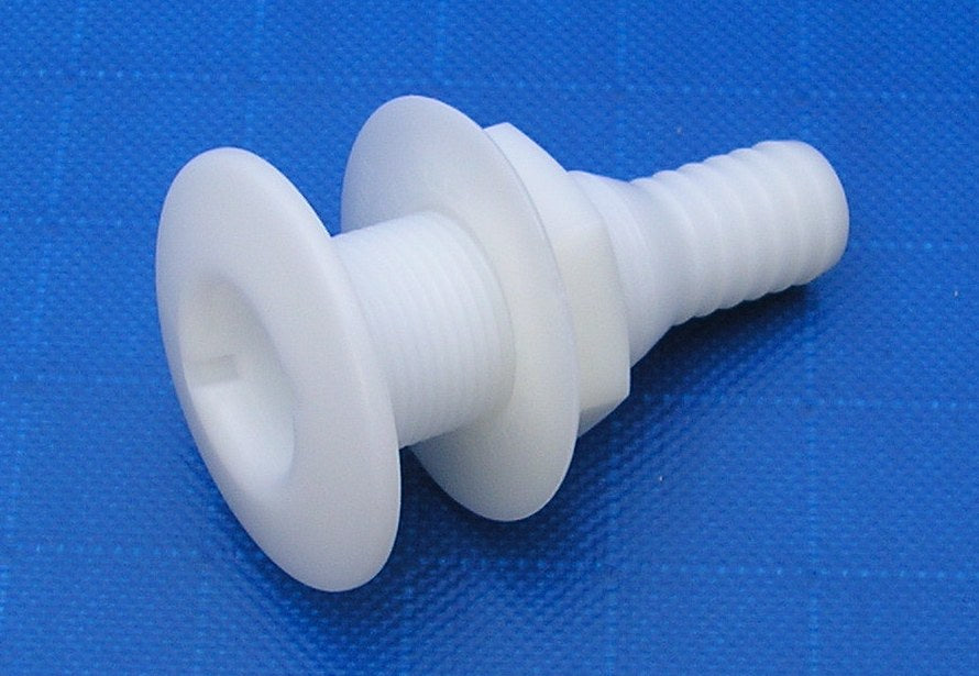 Skin fitting water tank outlet